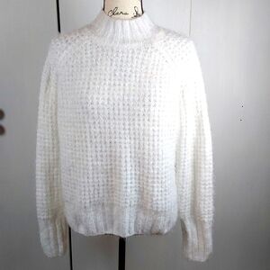 So- Womens  White super soft Eyelash Textured Sweater Cropped Neutral Sz.XL
